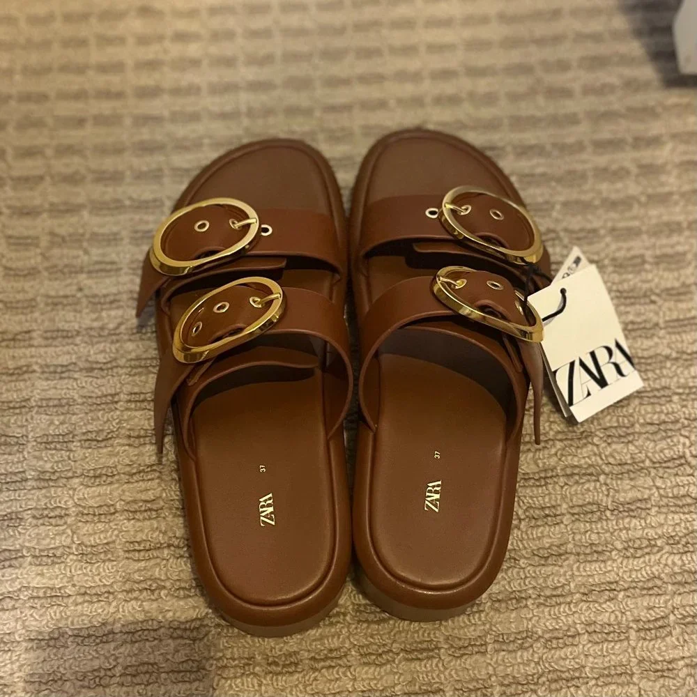 ZARA BUCKLED LEATHER WEDGE SANDALS_2